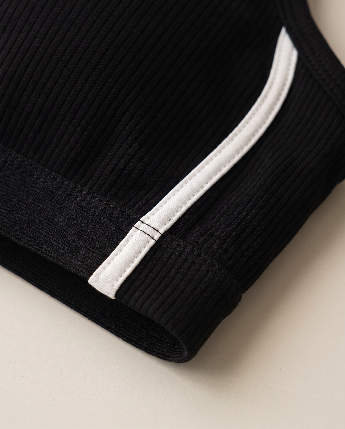 Close up of the white contrast piping