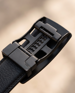Close up of the automatic ratchet buckle mechanism