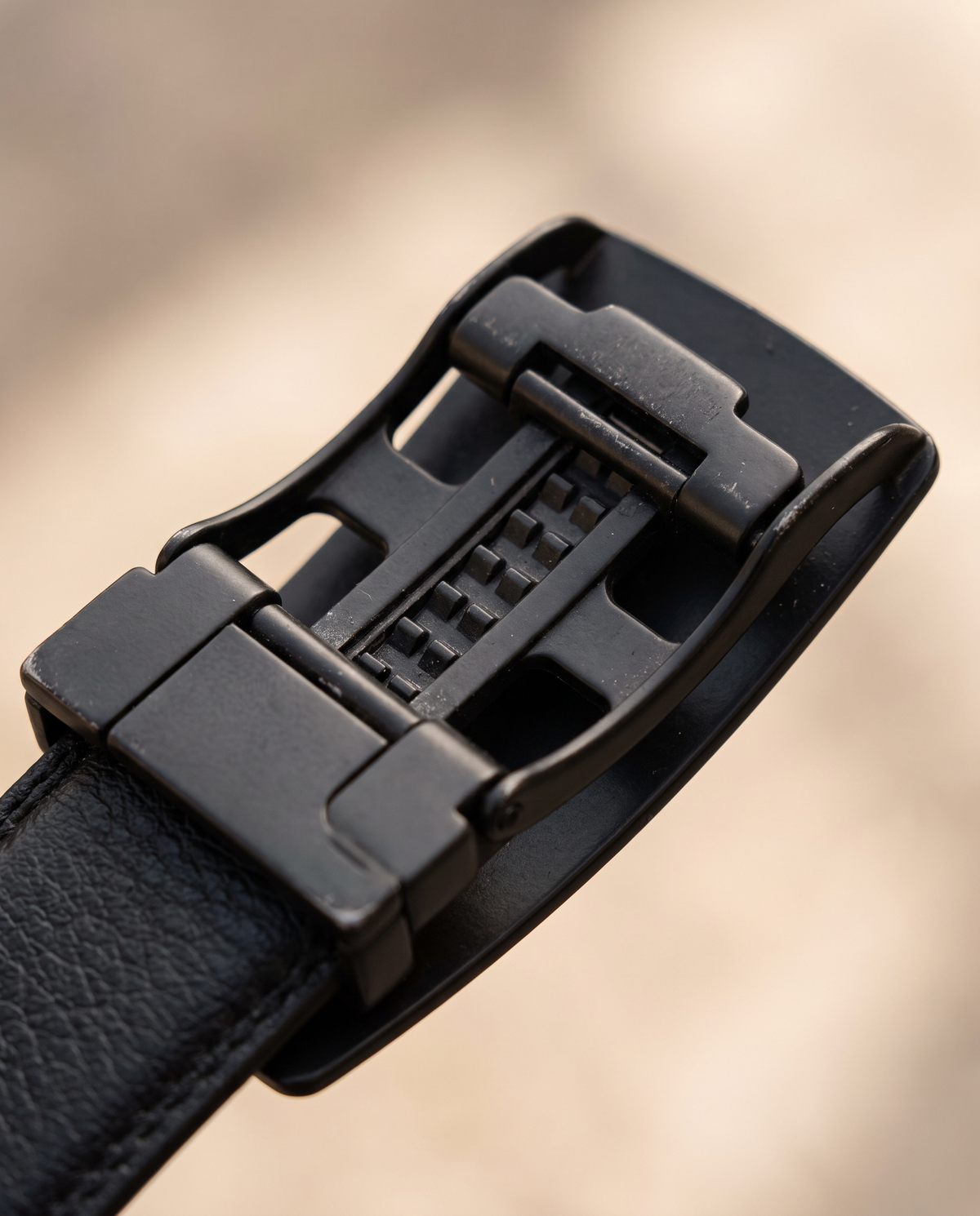 Close up of the automatic ratchet buckle mechanism