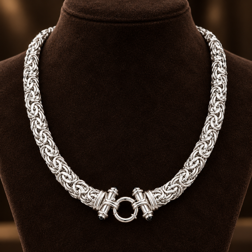 Castor Byzantine chain necklace in silver on a velvet bust